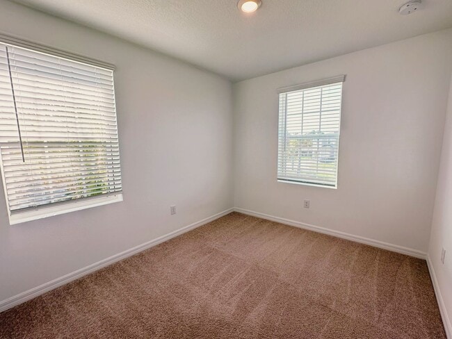 Building Photo - Beautifully maintained 3/2.5 townhome and community with pool!