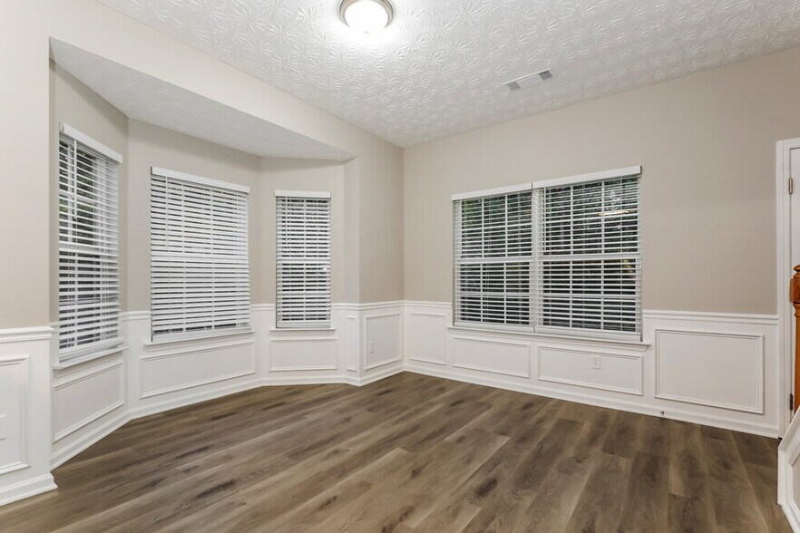 Building Photo - 204 Sandstone Dr