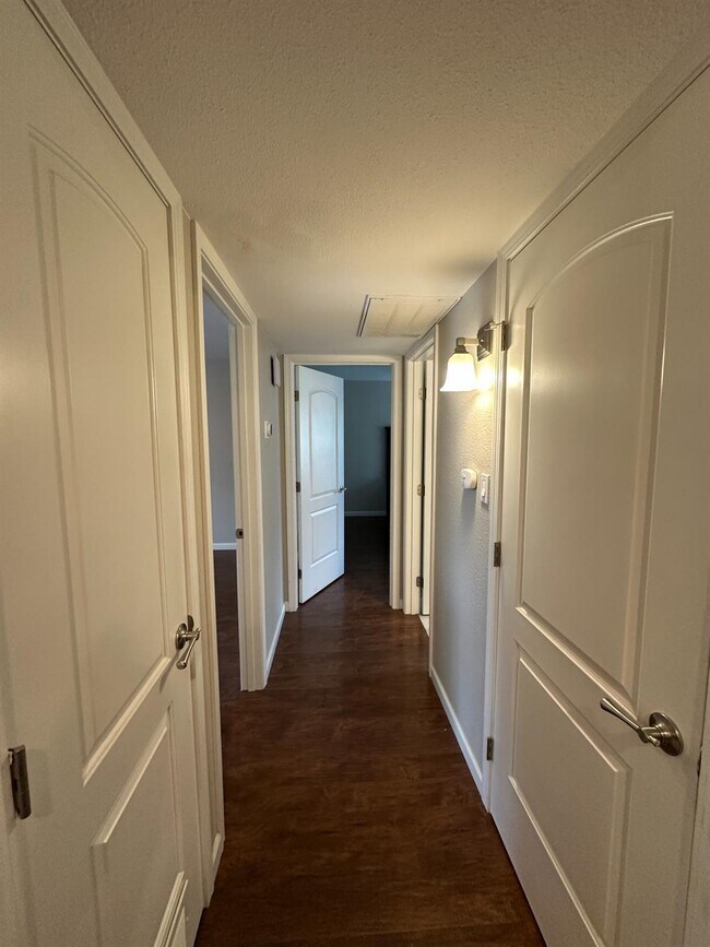 Building Photo - 5090 N Roosevelt Ave