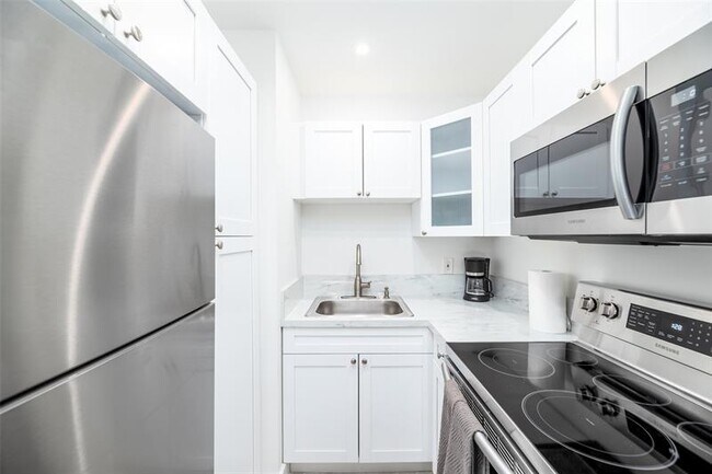 Building Photo - 805 NE 23rd Dr