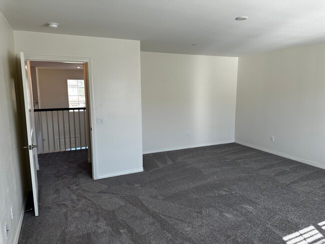 Building Photo - Beautiful 4 bedrooms, 3 bath home in Fontana