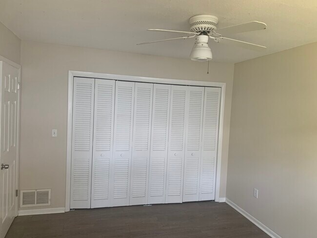 Building Photo - 1404 Riverside Dr