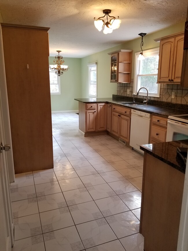 Building Photo - 85 Pond St