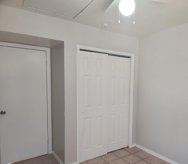 Building Photo - MARVELOUS TWO BEDROOMS AND ONE BATHROOM AV...