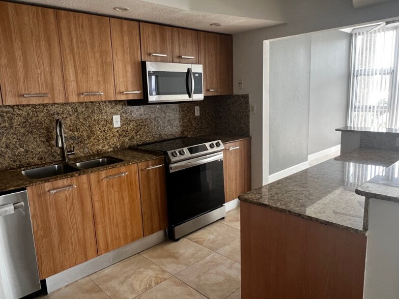 Building Photo - 525 N Ocean Blvd
