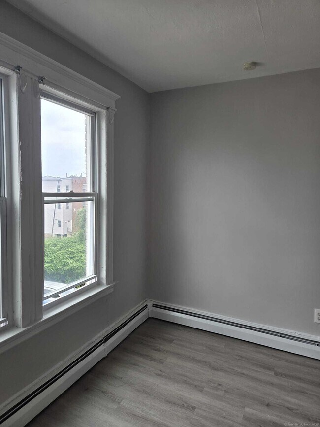Building Photo - 66 Standish St