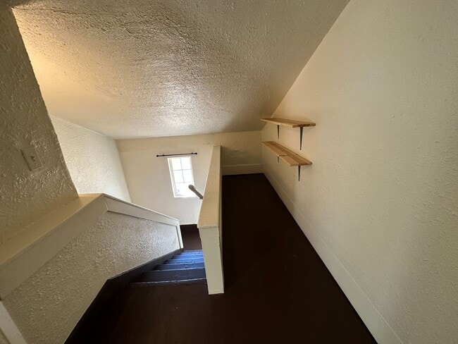 Building Photo - 2 Bedroom Unit in The Dalles For Rent