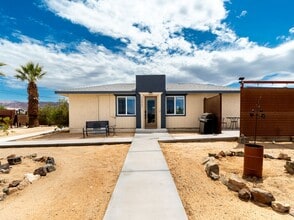Building Photo - Escape to Your Own Desert Oasis!