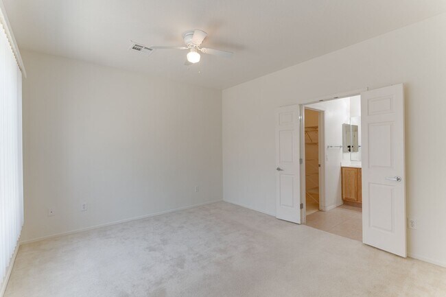Building Photo - Spacious & Bright 3-Bed Home in Desirable ...