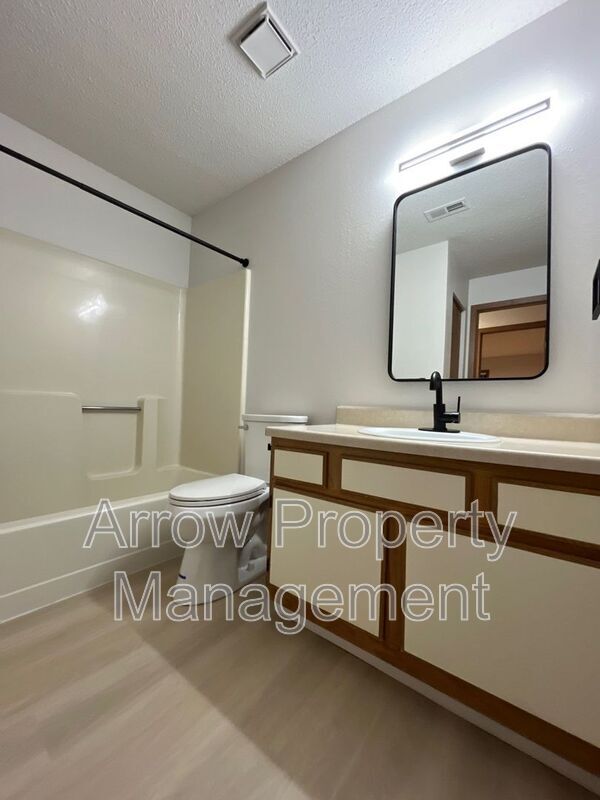 Building Photo - 2340 N 44th St