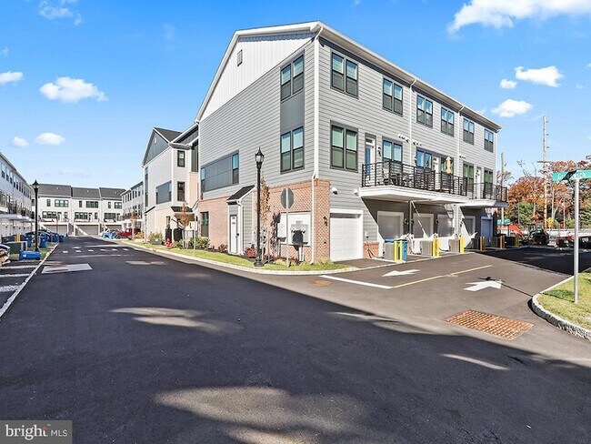 Building Photo - 1001 Greenwich Dr