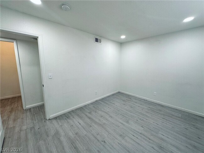 Building Photo - 4225 Stewart Ave