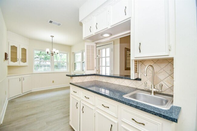 Building Photo - 3007 Broadmoor Dr
