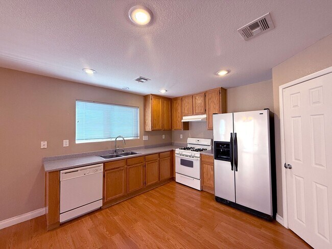 Building Photo - Great 3 bedroom home with open downstairs ...