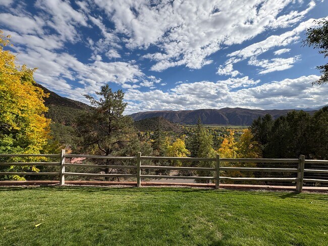 Building Photo - 641 Pinon Dr