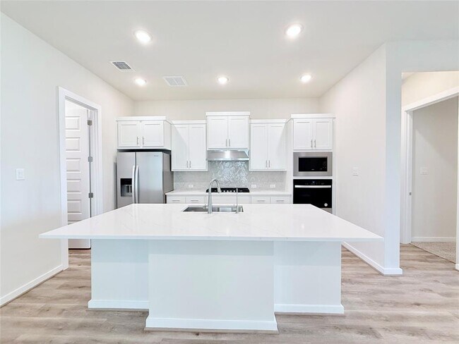 Building Photo - 133 Cintilar St