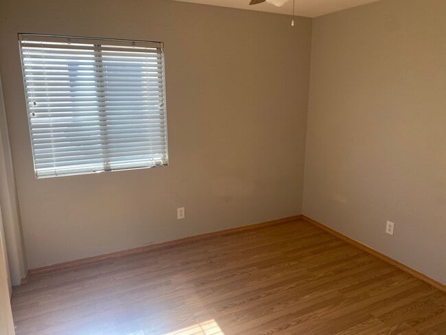 Building Photo - 3 bed 2 bath