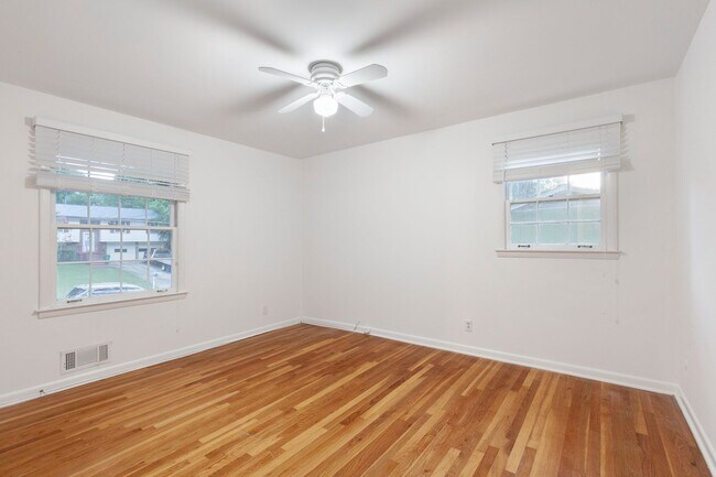 Building Photo - Spacious 3bd/2ba w/ 2 Car Garage and Large...
