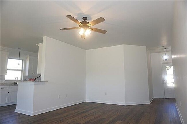Building Photo - 3 Bedroom, 2 Bath Home