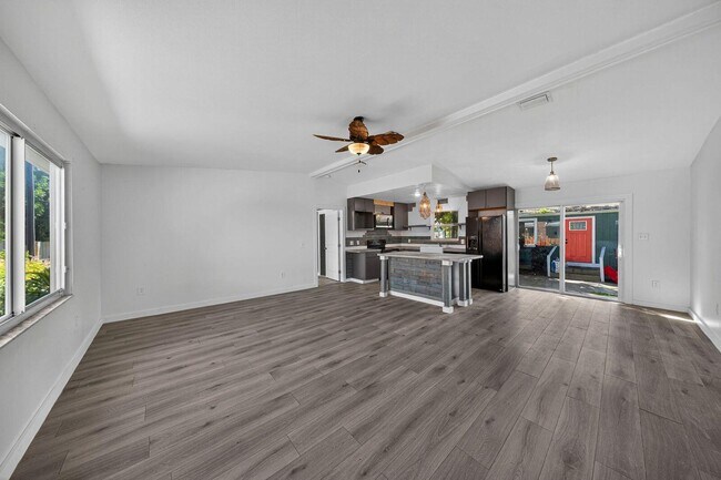 Building Photo - 117 NE 8th St