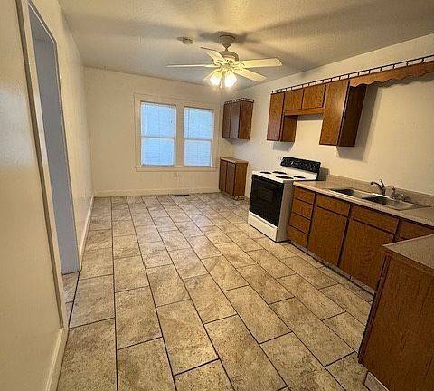 Building Photo - Looking for a place with extra space and easy living?