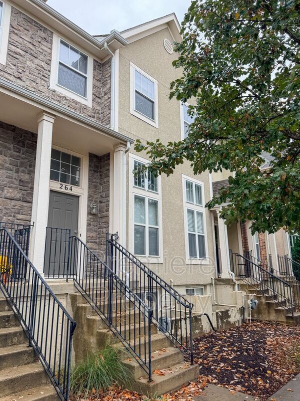 Primary Photo - 264 N Hedge Ln