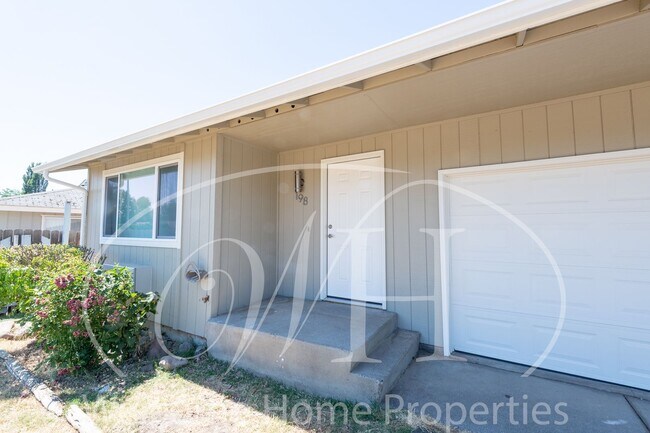 Building Photo - 2 Bedroom Duplex Apartment with Garage and...