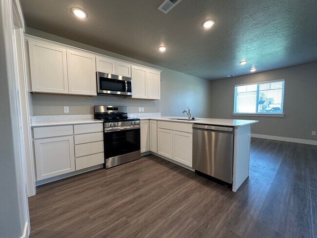 Building Photo - New Never Lived in Springville Townhome Fo...