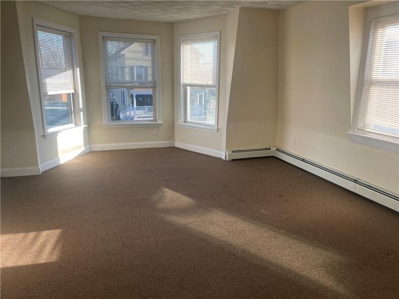 Building Photo - 585 Main St