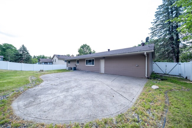 Building Photo - 13784 Fairlawn Ave