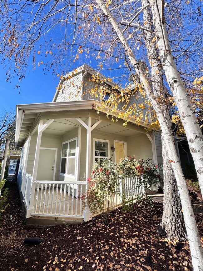 Building Photo - 215