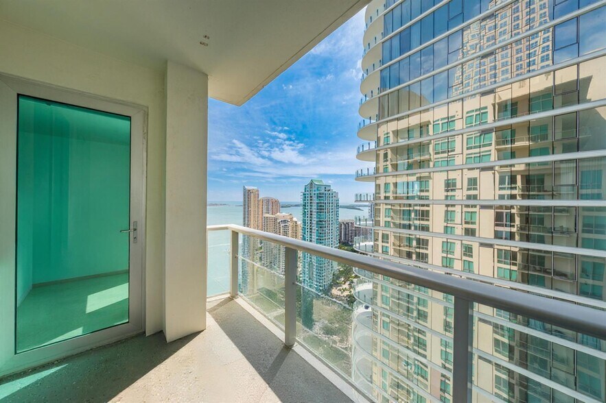 Building Photo - 300 S BISCAYNE