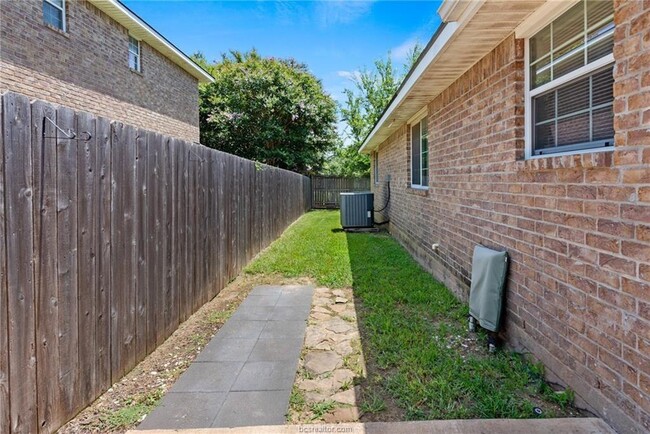 Building Photo - 3609-3611 Oldenburg Ct