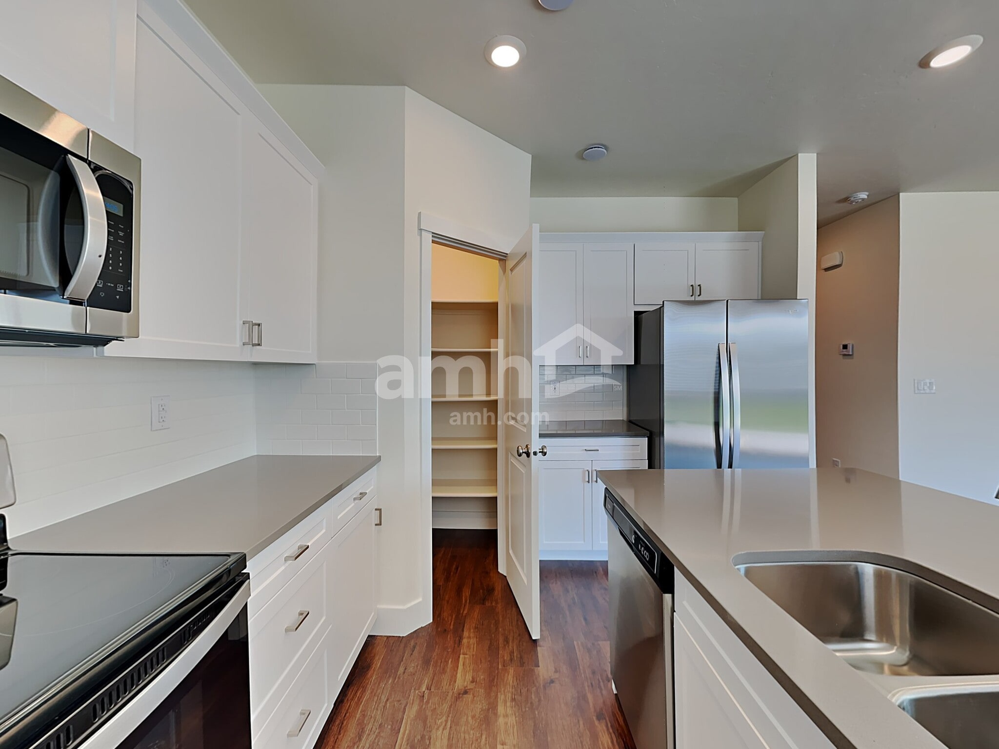 Building Photo - 955 S Moorside Ave