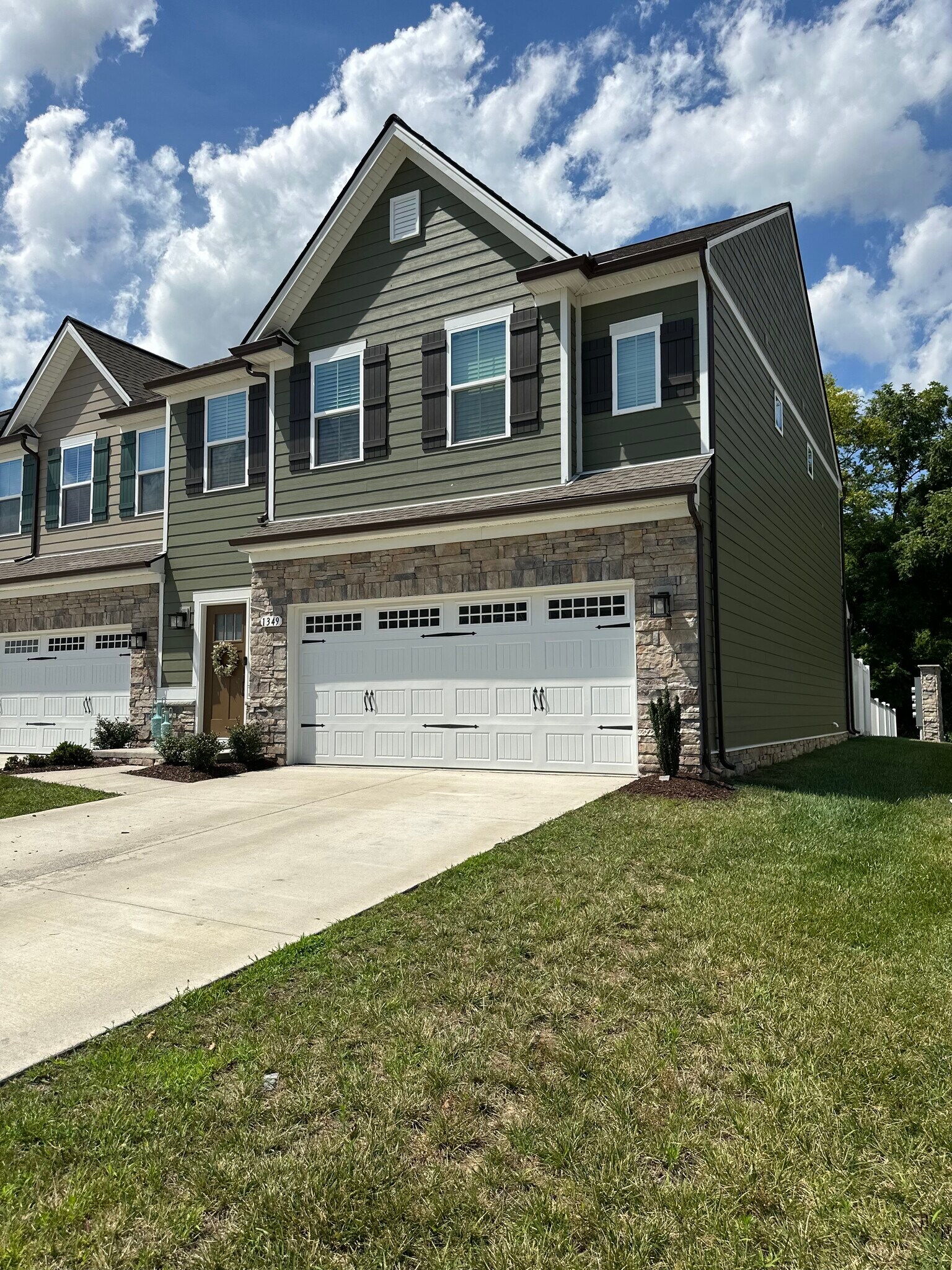 Building Photo - 1349 Crescent Ridge Dr