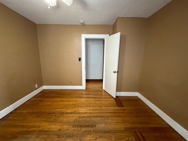 Building Photo - Gigantic 5 bedroom home on the NW side of ...
