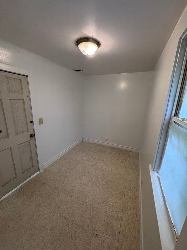 Building Photo - 3717 W Dickens Ave