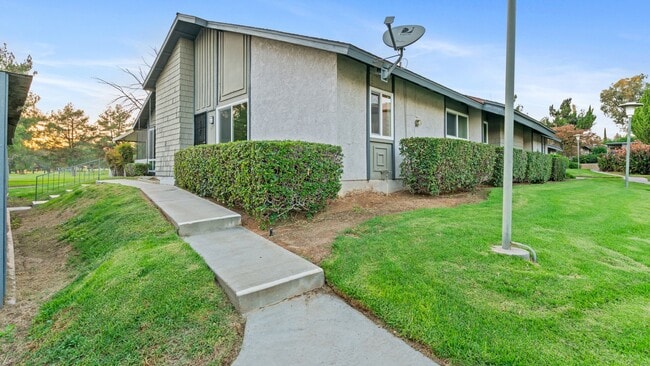 Building Photo - Spacious 3-Bedroom End Unit with Golf Cour...