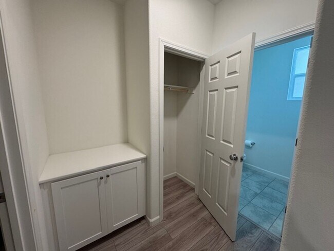 Building Photo - Beautiful, Single Story 3 Bedroom Home in ...