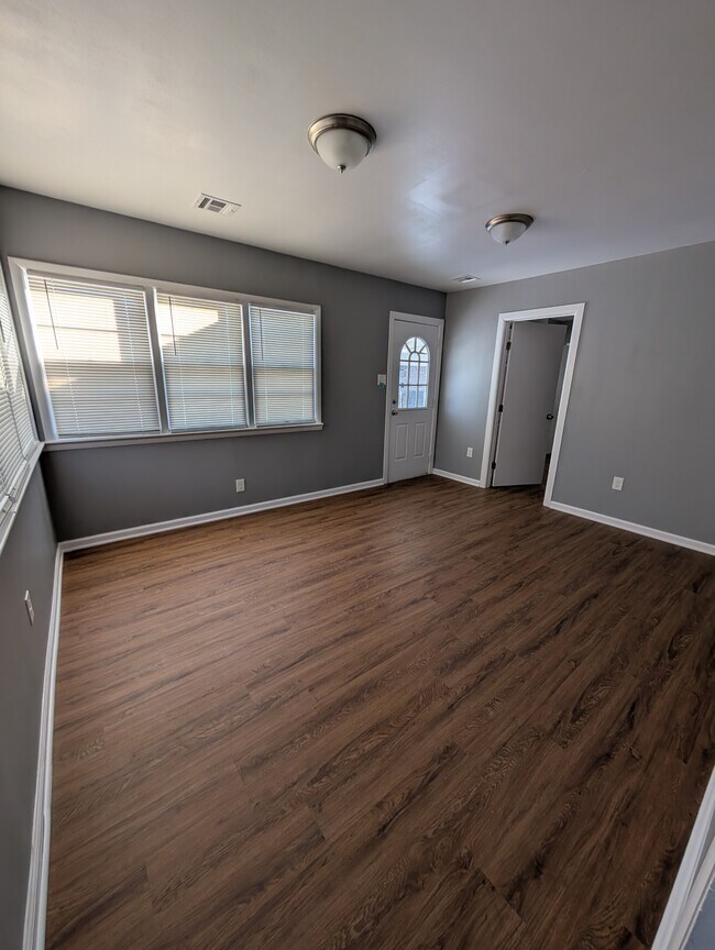 Building Photo - 117 SW Hillside Ave