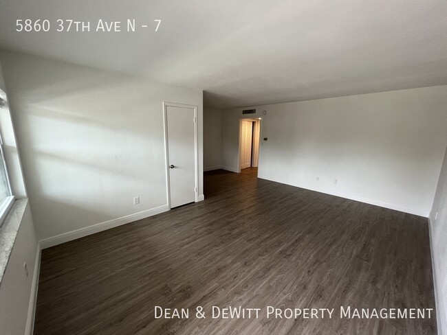 Building Photo - Second floor 1 BR in West St Pete w/In Uni...