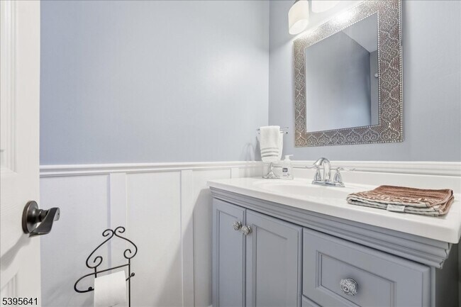 Building Photo - 2606 Trafalgar Square