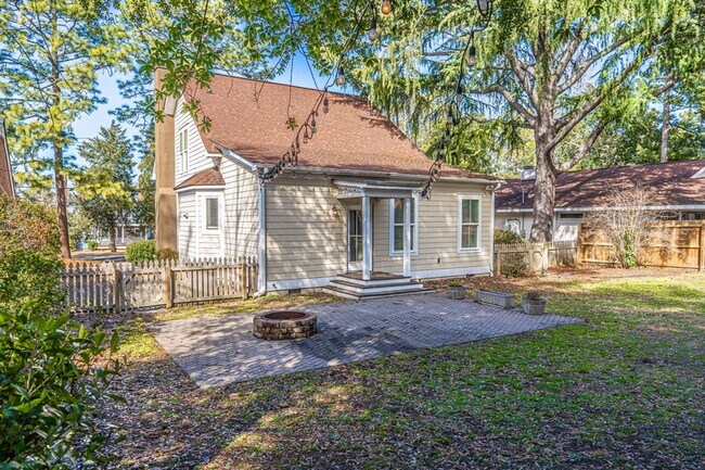 Building Photo - 445 N May St