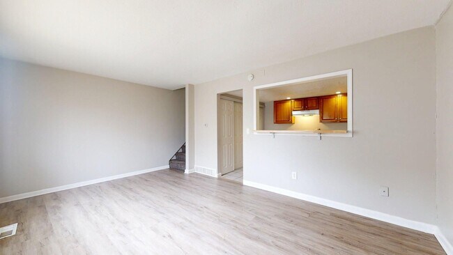 Building Photo - Elyria - updated 2 bedroom/1 bath townhouse.