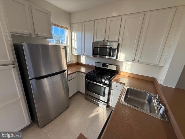 Building Photo - 22976 Fontwell Square