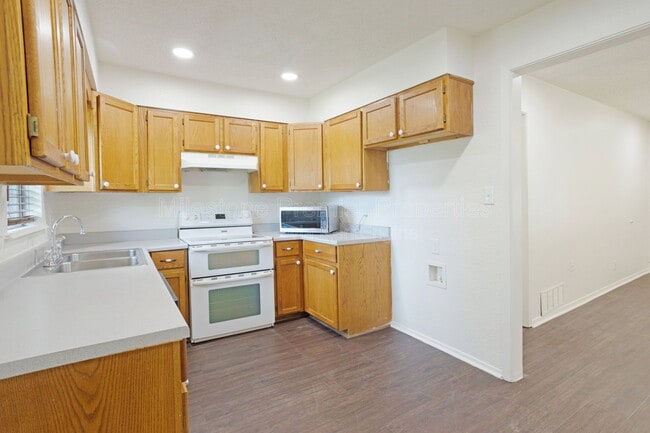 Building Photo - 1829 Ridgewood Rd