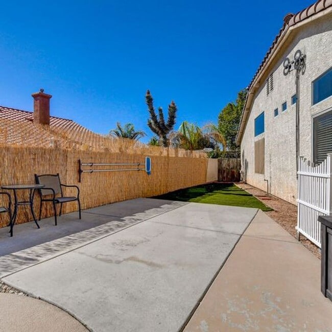 Building Photo - Single story home. NO HOA!