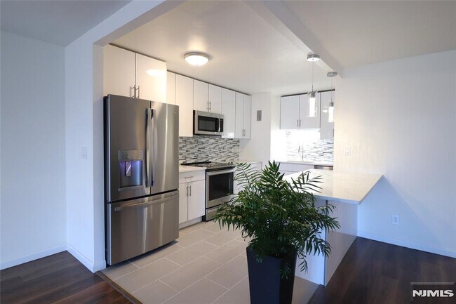 Building Photo - 1600 Center St