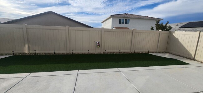 Building Photo - Beautiful 3 Bedroom 2.5 Bathroom Home in E...