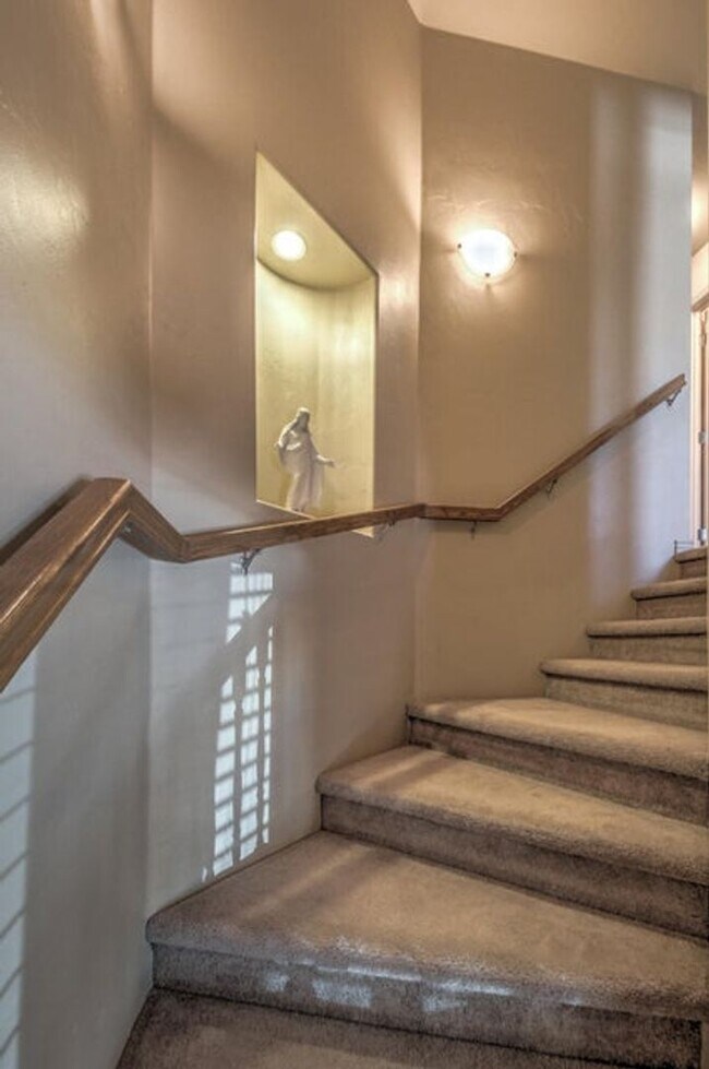 Building Photo - Beautiful townhome near little valley